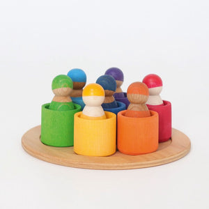Grimm’s Sieben Freunde in Holzschälchen mit bunten Holzfiguren in Regenbogenfarben