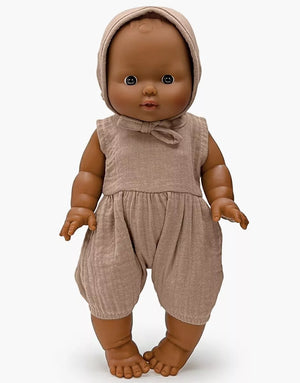 Minikane Puppe Leon 36 cm mit Noa Barboteuse Moka und Béguin im Vintage-Stil