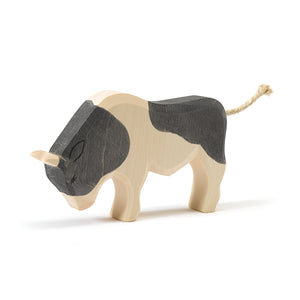 Ostheimer Holztier Stier schwarz aus Ahorn – handbemalte Holzfigur für Rollenspiel und Jahreszeitentisch