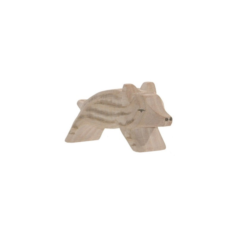 Ostheimer Frischling aus Holz – handgeschnitztes, gestreiftes Wildschwein-Jungtier für kindgerechtes Spielen.