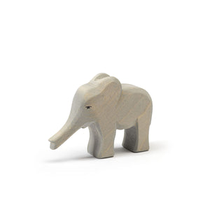 Ostheimer Holztier Elefant klein Rüssel gestreckt – Holz Tier Safari Spielzeug Kinder