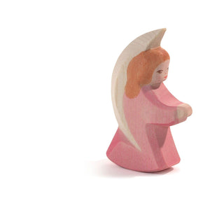 Ostheimer Engelchen Rosa – handbemalte Holzfigur mit rosa Gewand und kleinen Flügeln auf weißem Hintergrund