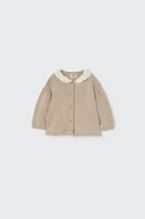 Baby-Strickjacke in neutralem Stone-Ton mit Knopfleiste – Cozmo Cardigan „Venecia“