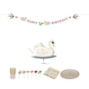 Konges Sløjd Geburtstags-Set „Swan“ mit Tellern, Bechern, Servietten, Girlande und Dekoration – elegantes Partyset mit Schwanenmotiv für Kindergeburtstage.