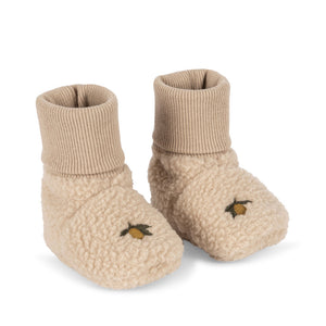 Konges Sløjd Babyschuhe „Safa“ aus Bio-Baumwolle in der Farbe Oxford Tan – weiche Erstlingsschuhe mit Bündchen für Neugeborene.
