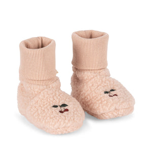 Konges Sløjd Babyschuhe „Safa“ aus Bio-Baumwolle in der Farbe Oxford Tan – weiche Erstlingsschuhe mit Bündchen für Neugeborene.