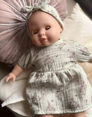 Minikane Puppe "Emilie" 36 cm mit Faustine-Kleid | Wildblumenmuster