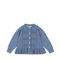 „Konges Sløjd Cardigan ›Soleil‹ in Country Blue – Strickjacke mit Perlestrick, Perlmuttknöpfen und Balloon‑Ärmeln“