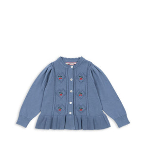 „Konges Sløjd Cardigan ›Soleil‹ in Country Blue – Strickjacke mit Perlestrick, Perlmuttknöpfen und Balloon‑Ärmeln“