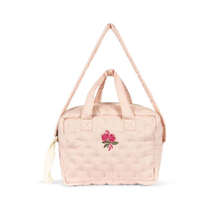 Alt-Text: Konges Sløjd Puppen-Wickeltasche in zartem Rosé (Cameo Rose) aus Bio-Baumwolle mit verstellbarem Gurt – Kinder-Spielzubehör.