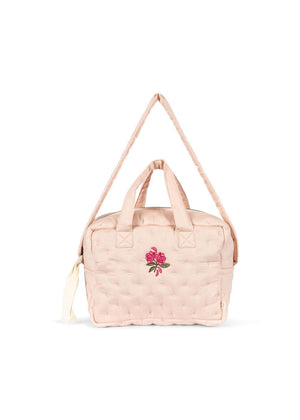 Alt-Text: Konges Sløjd Puppen-Wickeltasche in zartem Rosé (Cameo Rose) aus Bio-Baumwolle mit verstellbarem Gurt – Kinder-Spielzubehör.