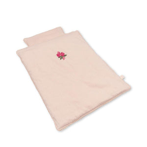 Alt-Text: Konges Sløjd Puppen-Bettwäsche in zartem Rosé (Cameo Rose) aus Bio-Baumwolle mit Kissen und Decke – Zubehör für Puppenbett.