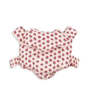 Konges Sløjd Puppen-Babytrage in Rosie Rose – rosa Trage für Kinder aus Bio-Baumwolle mit verstellbaren Gurten für Puppen und Kuscheltiere.