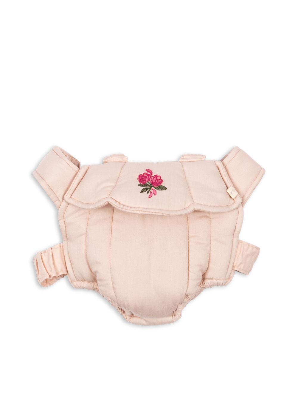 Konges Sløjd Puppen-Babytrage in Cameo Rose – rosa Trage für Kinder aus Bio-Baumwolle mit verstellbaren Gurten für Puppen und Kuscheltiere.