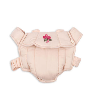 Konges Sløjd Puppen-Babytrage in Cameo Rose – rosa Trage für Kinder aus Bio-Baumwolle mit verstellbaren Gurten für Puppen und Kuscheltiere.