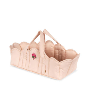 Konges Sløjd Puppen-Tragetasche in Cameo Rose – weiche Tragetasche aus Bio-Baumwolle mit Henkeln für Puppen und Kuscheltiere.