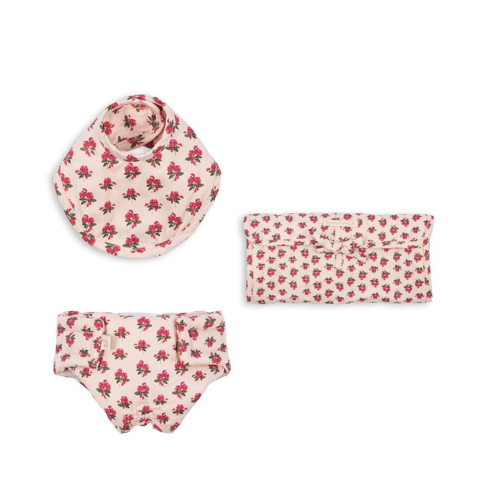 Konges Sløjd Puppen Pflege-Set Rosie Rose – Puppenzubehör aus Bio-Baumwolle mit Windel, Wickelunterlage & Pflegeset für Kinder ab 3 Jahren.