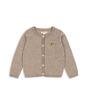 Konges Sløjd Strickjacke Mattou in Light Brown – weiche Kinder-Strickjacke aus Bio-Baumwolle mit Holzknöpfen, warmes Braun.