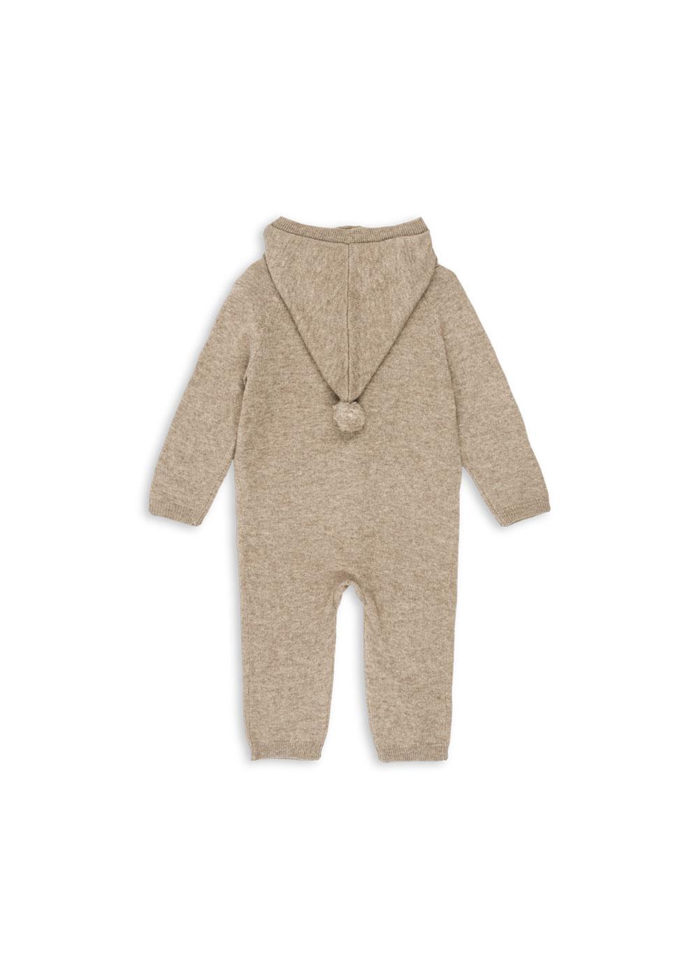 Konges Sløjd Strick-Overall Mattou in Light Brown – weicher Baby-Overall aus Bio-Baumwolle mit Knopfleiste, braun, skandinavisches Design.