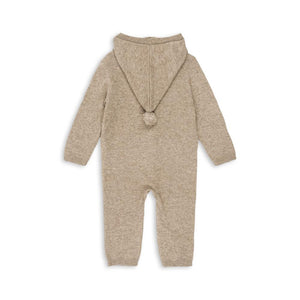 Konges Sløjd Strick-Overall Mattou in Light Brown – weicher Baby-Overall aus Bio-Baumwolle mit Knopfleiste, braun, skandinavisches Design.