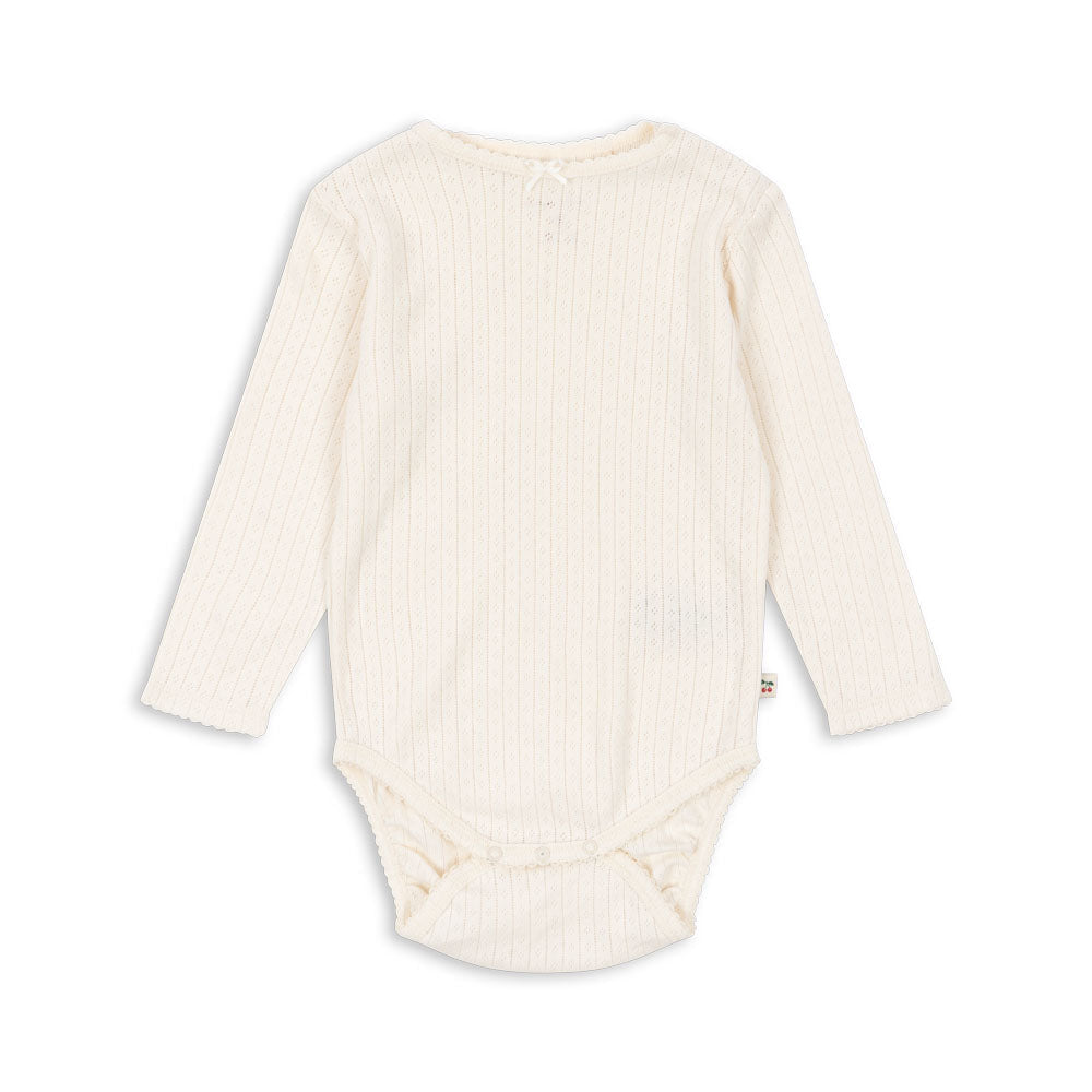 Konges Sløjd Body Minnie Langarm in Antique White – Babybody aus Bio-Baumwolle mit Druckknöpfen und Rippstruktur, weiß.