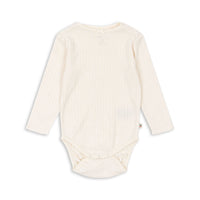 Konges Sløjd Body Minnie Langarm in Antique White – Babybody aus Bio-Baumwolle mit Druckknöpfen und Rippstruktur, weiß.