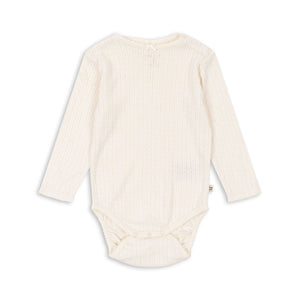 Konges Sløjd Body Minnie Langarm in Antique White – Babybody aus Bio-Baumwolle mit Druckknöpfen und Rippstruktur, weiß.