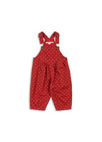 Konges Sløjd Latzhose Nola in Strawberry Dot – Latzhose aus Bio-Baumwolle mit Erdbeermuster und verstellbaren Trägern.