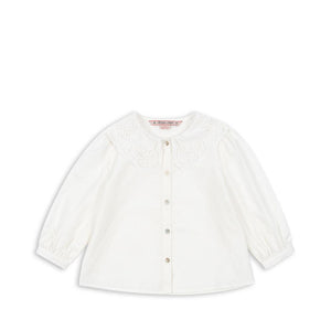 Konges Sløjd Jackenshirt „Rilo“ in Optic White aus 100 % Bio-Baumwolle – minimalistisch weißes Kindershirt mit Knöpfen.