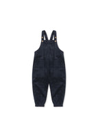 Latzhose Konges Sløjd „Sully“ in Total Eclipse – dunkelblaue Bio-Baumwoll-Latzhose mit verstellbaren Trägern für Kinder