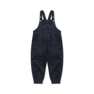 Latzhose Konges Sløjd „Sully“ in Total Eclipse – dunkelblaue Bio-Baumwoll-Latzhose mit verstellbaren Trägern für Kinder