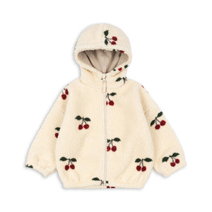 „Konges Sløjd Fleece Jacke Teddy Hoodie 'Jody' in Ma Grande Cerise mit Kapuze und Kirsch-Stickerei – warme Kinderjacke aus recyceltem Polyester“