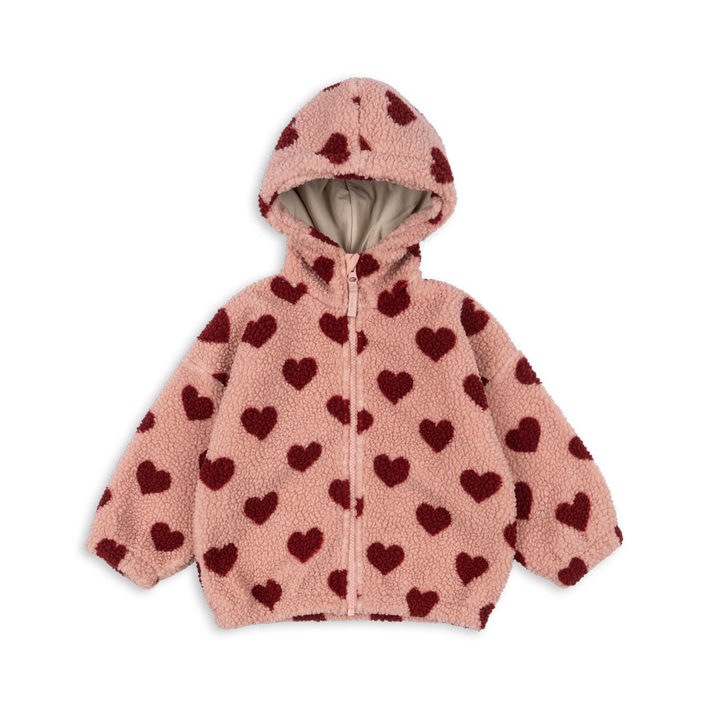 „Konges Sløjd Fleece Jacke Teddy Hoodie 'Jody' in Coeur Mellow mit Herzchen-Muster – warme Kapuzenjacke für Kinder aus recyceltem Fleece“