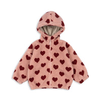 „Konges Sløjd Fleece Jacke Teddy Hoodie 'Jody' in Coeur Mellow mit Herzchen-Muster – warme Kapuzenjacke für Kinder aus recyceltem Fleece“