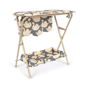 Konges Sløjd Puppen-Wickeltisch – DOLL CHANGING TABLE | Swan