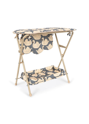 Konges Sløjd Puppen-Wickeltisch – DOLL CHANGING TABLE | Swan