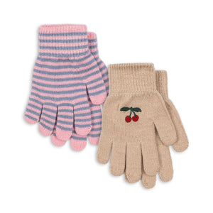 Zwei Paar Konges Sløjd Fingerhandschuhe „Filla“ – ein Paar mit Kirschmuster, ein Paar gestreift – aus weichem Strick mit Rippbündchen.