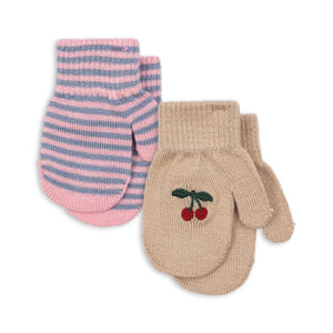 Konges Sløjd Fäustlinge „Filla“ im 2er-Pack – mit Cherry-Print & Streifen. Weich, warm und perfekt für kalte Tage. Jetzt online bestellen!