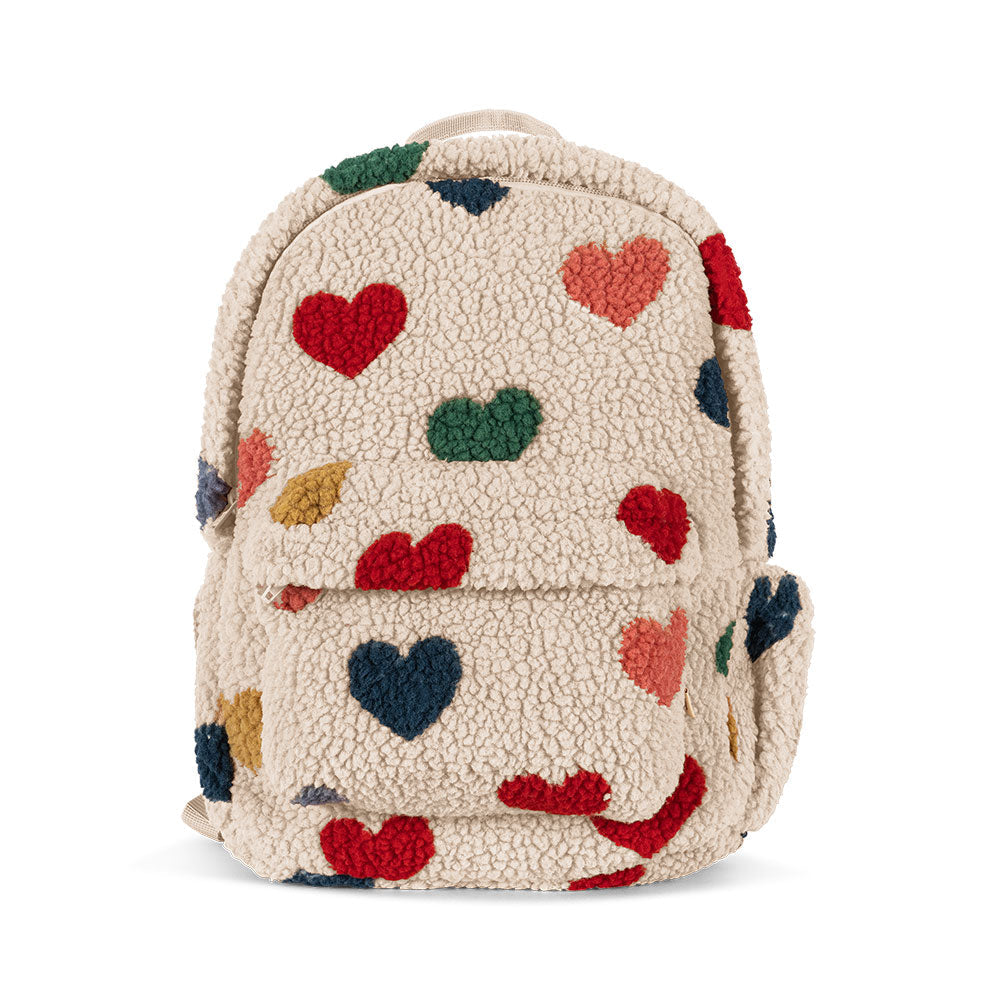 Kinder-Rucksack „Jody Teddy“ von Konges Sløjd im Bon Coeur Coloré Design – mit buntem Herzchen-Print und weichem Teddy-Stoff.