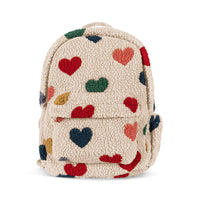 Kinder-Rucksack „Jody Teddy“ von Konges Sløjd im Bon Coeur Coloré Design – mit buntem Herzchen-Print und weichem Teddy-Stoff.