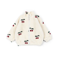 Konges Sløjd Fleecejacke „Jody“ aus Teddy-Fleece im Design Ma Grande Cerise – weiche Kinderjacke mit großem Kirsch-Print und kuscheligem Look.