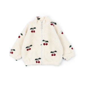 Konges Sløjd Fleecejacke „Jody“ aus Teddy-Fleece im Design Ma Grande Cerise – weiche Kinderjacke mit großem Kirsch-Print und kuscheligem Look.