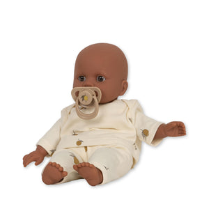 Konges Sløjd Puppe „Billie“ – weiche Stoffpuppe mit detailreicher Kleidung in sanften Farben, ideal zum Spielen, Kuscheln und Liebhaben.