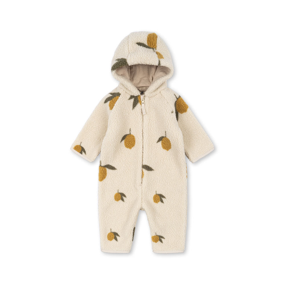 Konges Sløjd Fleece Onesie „Jody“ Teddy im Mon Grand Citron Design – flauschiger Baby-Overall mit Zitronen-Print und praktischer Kapuze.