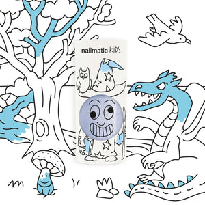 Nailmatic Kids Nagellack „Merlin“ in pearly blue – vegan, wasserbasiert, abwaschbar und sicher fuer Kinder ab 3 Jahren.