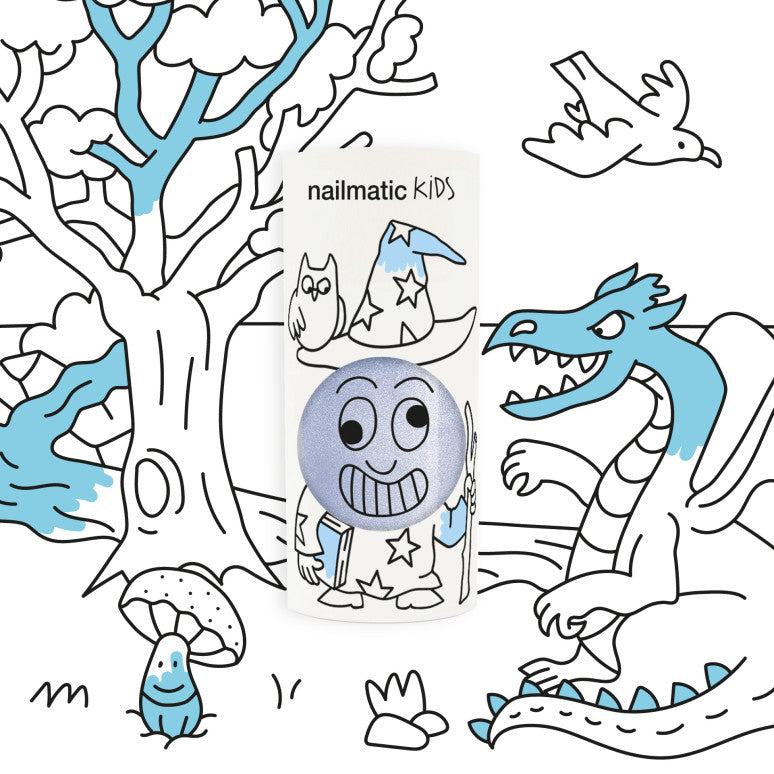 Nailmatic Kids Nagellack „Merlin“ in pearly blue – vegan, wasserbasiert, abwaschbar und sicher fuer Kinder ab 3 Jahren.